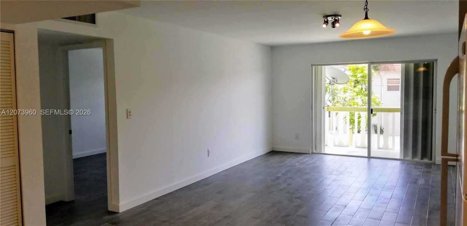 For Sale: $173,950 (1 beds, 1 baths, 740 Square Feet)