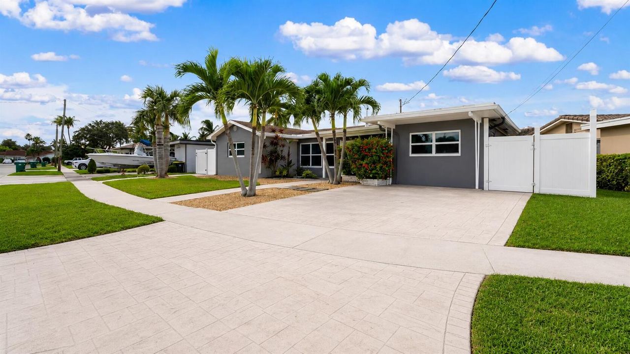 935 #2 Chat Right side of driveway