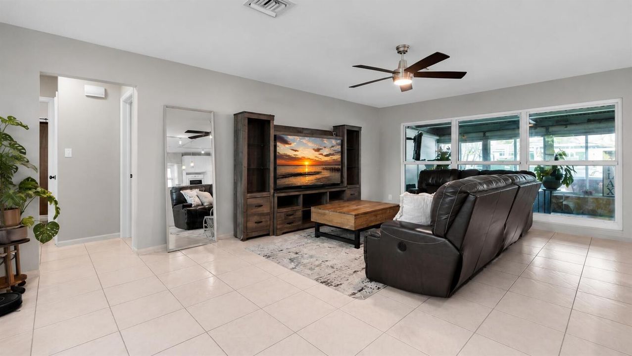 935 Chat living room 4