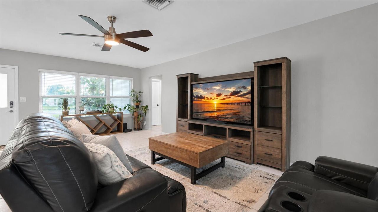 935 #5 Chat Living room 3