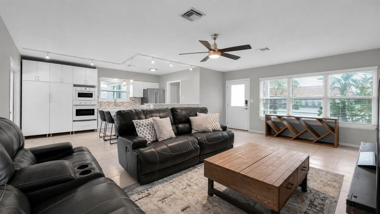 935 #4 Chat living room 2