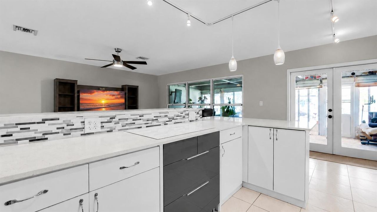 935 chat Living room: kitchen