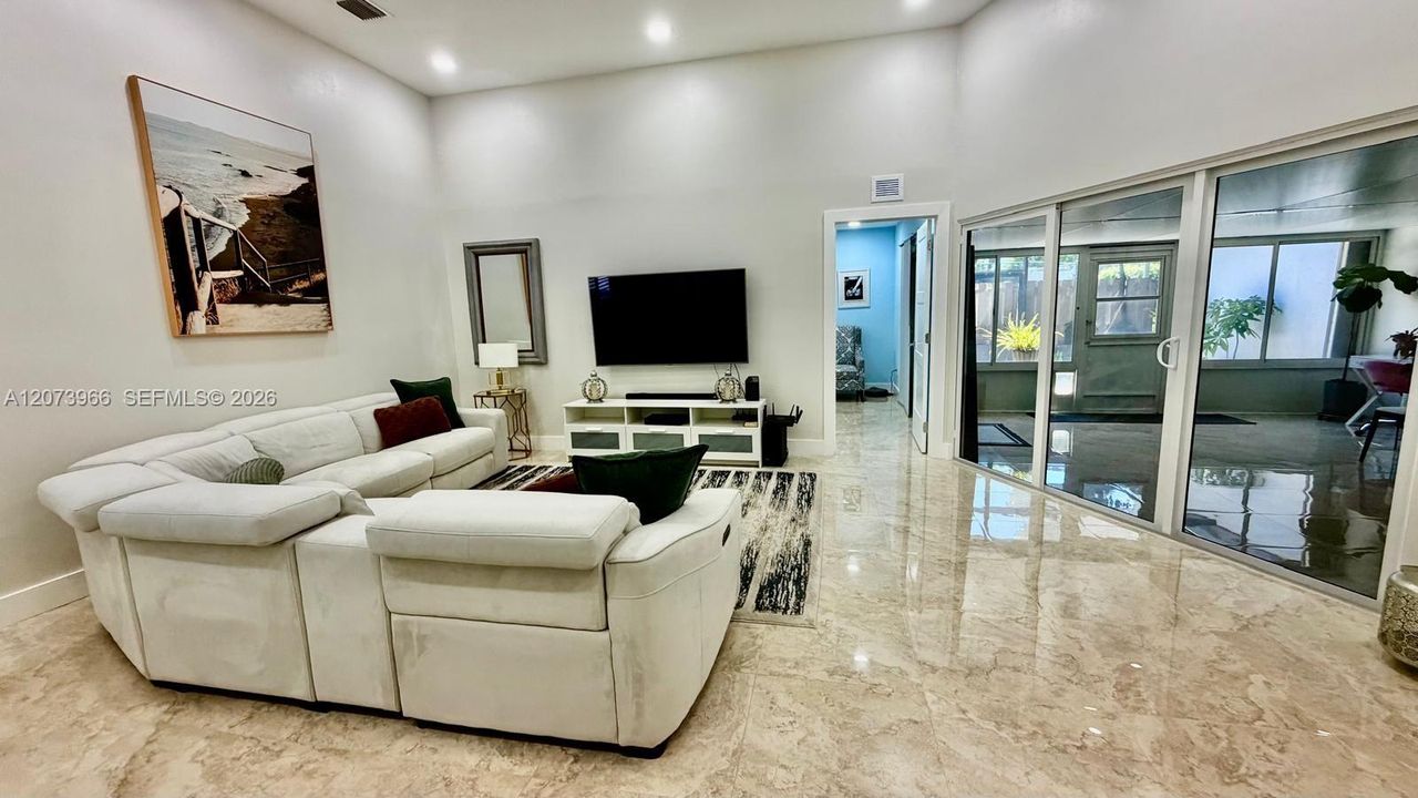 En Venta: $350,000 (2 camas, 2 baños, 1281 Pies cuadrados)