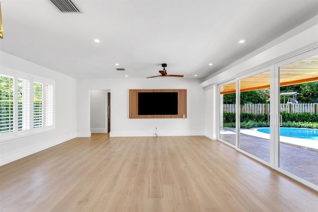 LIVING_ROOM_STRAIGHT_LEFT