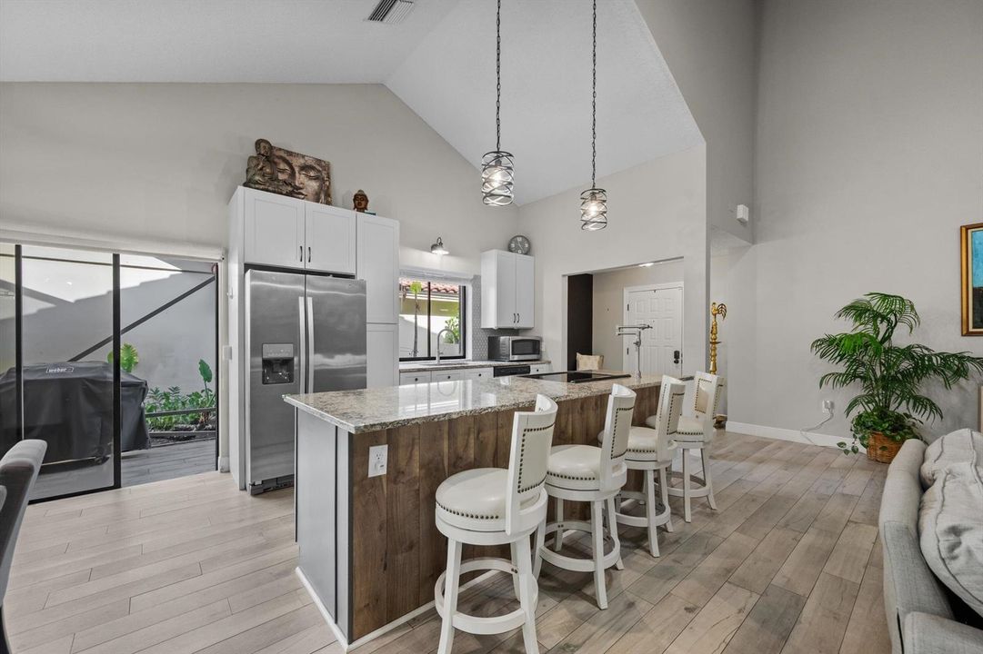 BEAUTIFUL KITCHEN TO ENTERTAIN