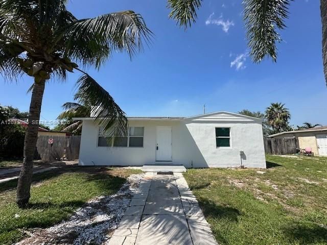 For Rent: $2,600 (3 beds, 1 baths, 936 Square Feet)