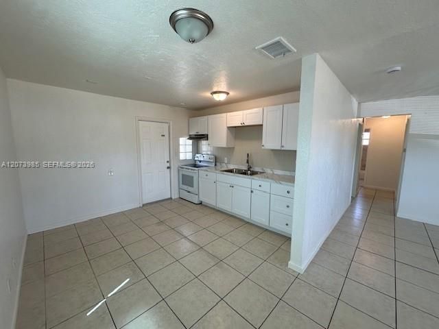For Rent: $2,600 (3 beds, 1 baths, 936 Square Feet)