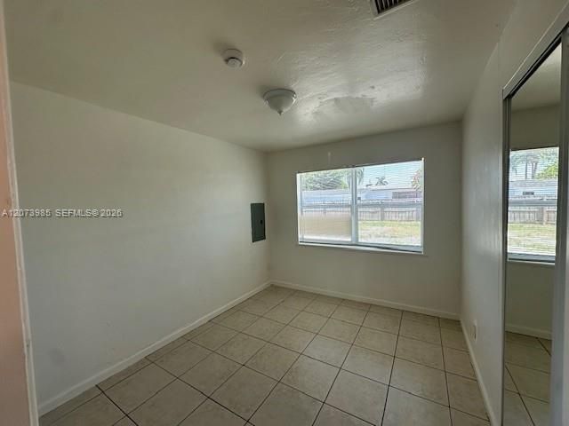 For Rent: $2,600 (3 beds, 1 baths, 936 Square Feet)