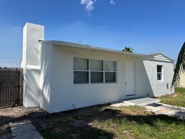 For Rent: $2,600 (3 beds, 1 baths, 936 Square Feet)