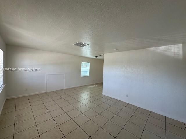 For Rent: $2,600 (3 beds, 1 baths, 936 Square Feet)