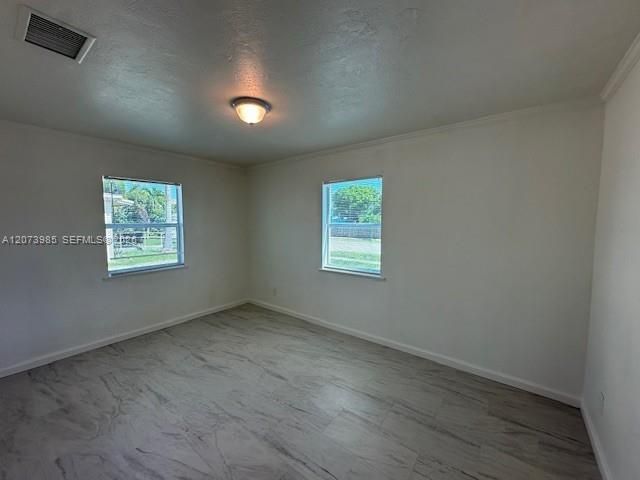 For Rent: $2,600 (3 beds, 1 baths, 936 Square Feet)