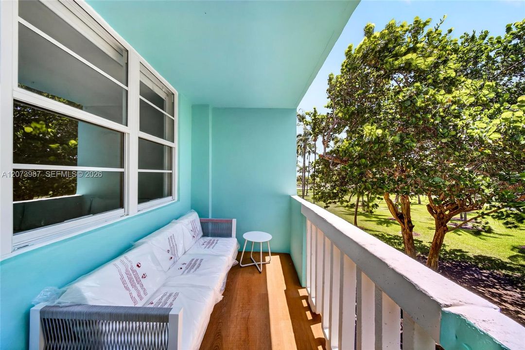 For Sale: $890,000 (1 beds, 1 baths, 640 Square Feet)
