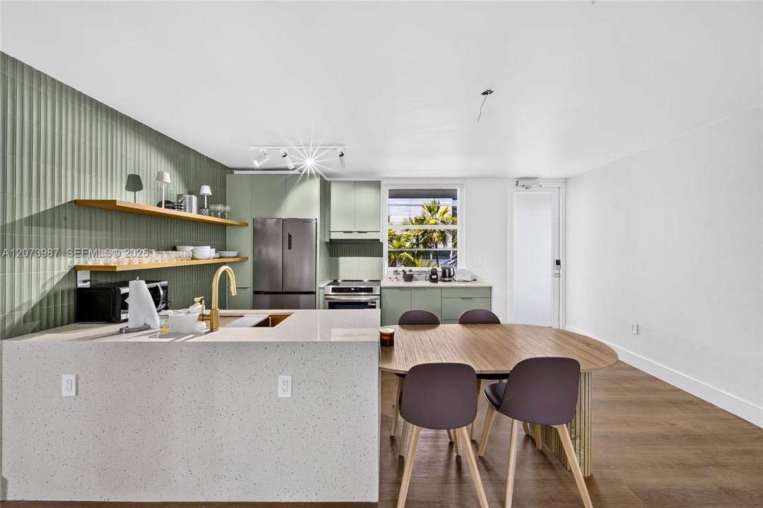 For Sale: $890,000 (1 beds, 1 baths, 640 Square Feet)