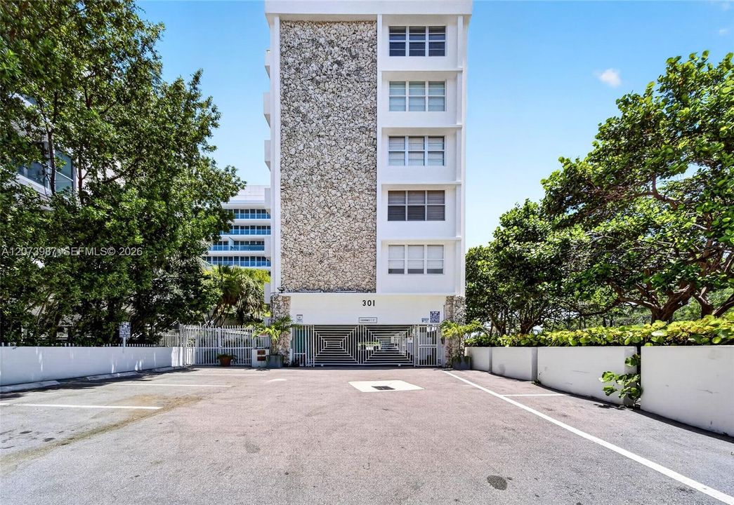 For Sale: $890,000 (1 beds, 1 baths, 640 Square Feet)