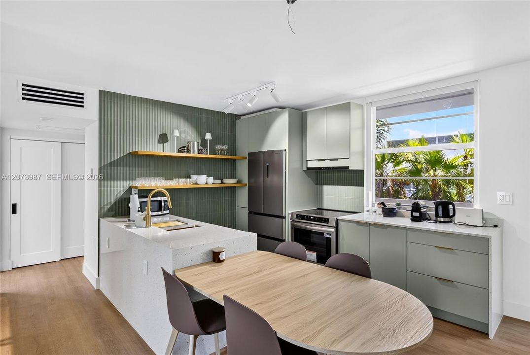 For Sale: $890,000 (1 beds, 1 baths, 640 Square Feet)