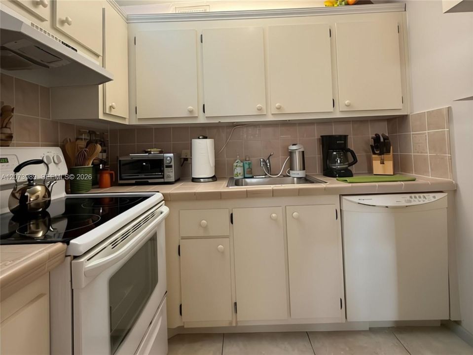 For Rent: $1,800 (2 beds, 1 baths, 953 Square Feet)