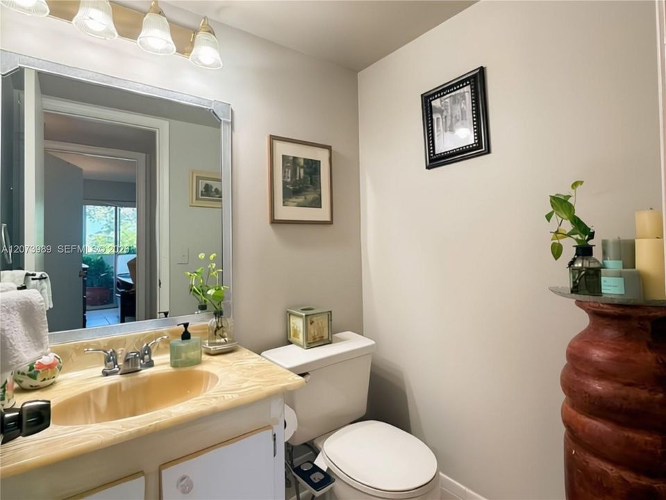 For Rent: $1,800 (2 beds, 1 baths, 953 Square Feet)