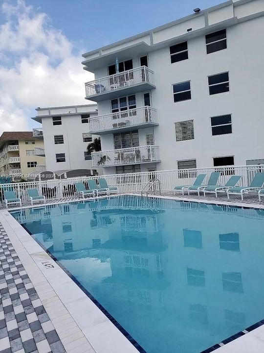 For Sale: $225,000 (1 beds, 1 baths, 700 Square Feet)