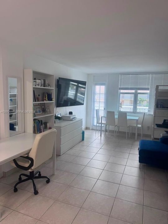 For Sale: $225,000 (1 beds, 1 baths, 700 Square Feet)