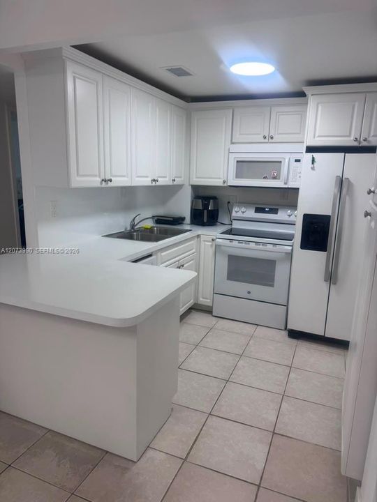 For Sale: $225,000 (1 beds, 1 baths, 700 Square Feet)