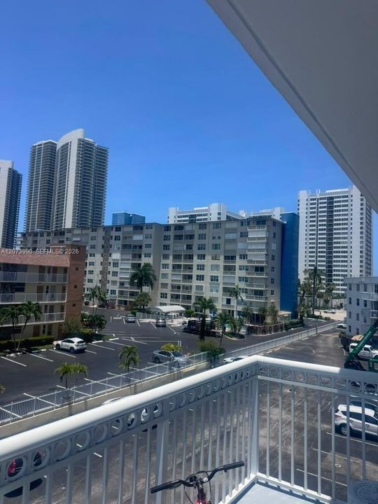 For Sale: $225,000 (1 beds, 1 baths, 700 Square Feet)