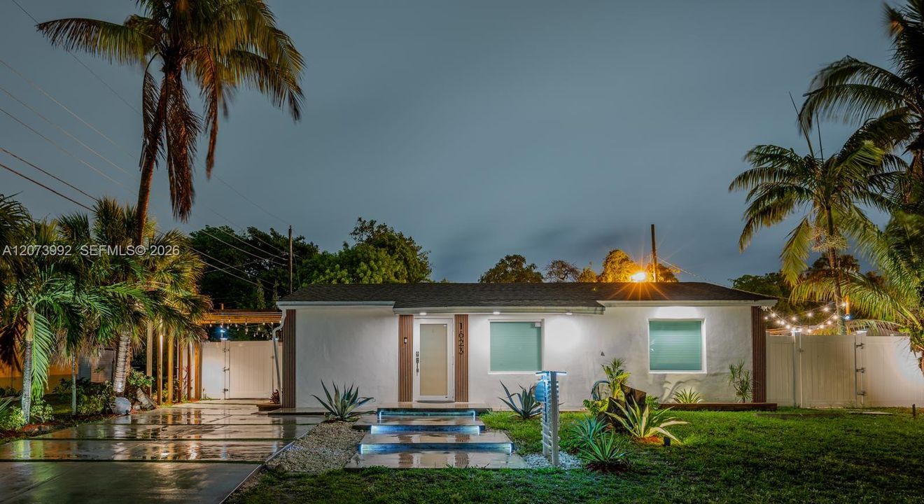 For Rent: $3,700 (3 beds, 1 baths, 912 Square Feet)
