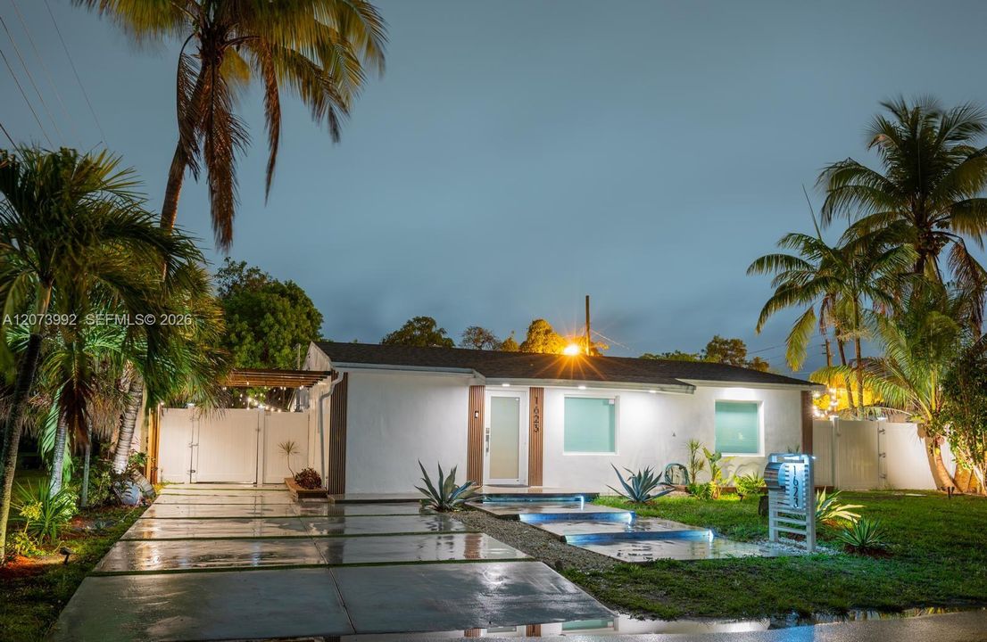 For Rent: $3,700 (3 beds, 1 baths, 912 Square Feet)
