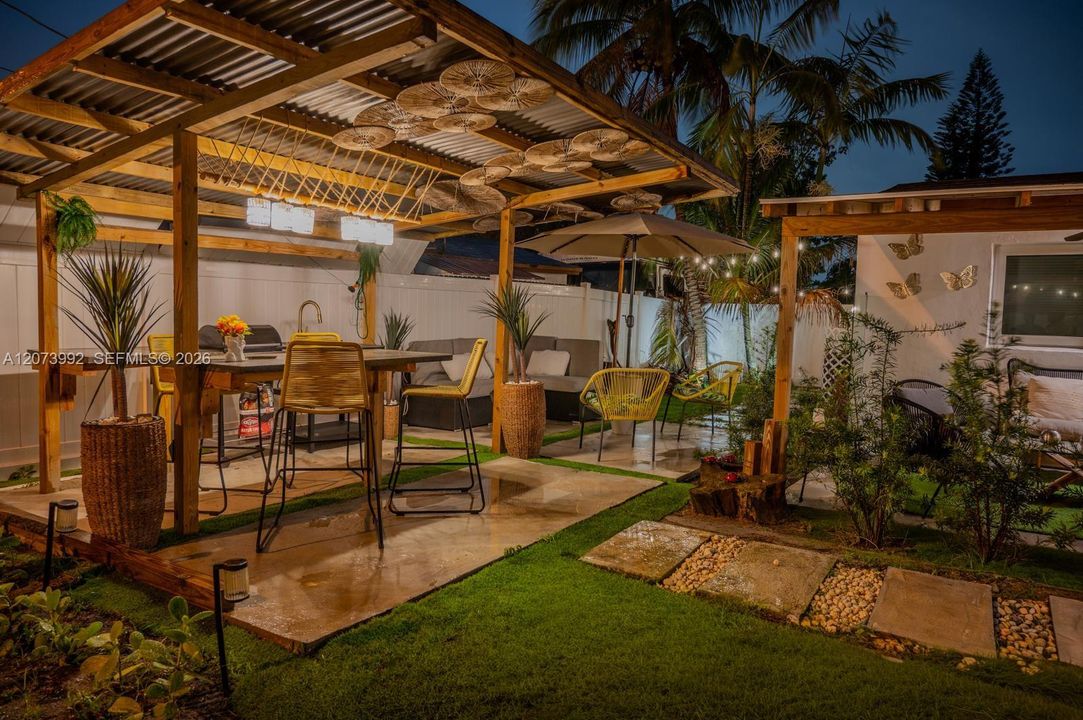 For Rent: $3,700 (3 beds, 1 baths, 912 Square Feet)