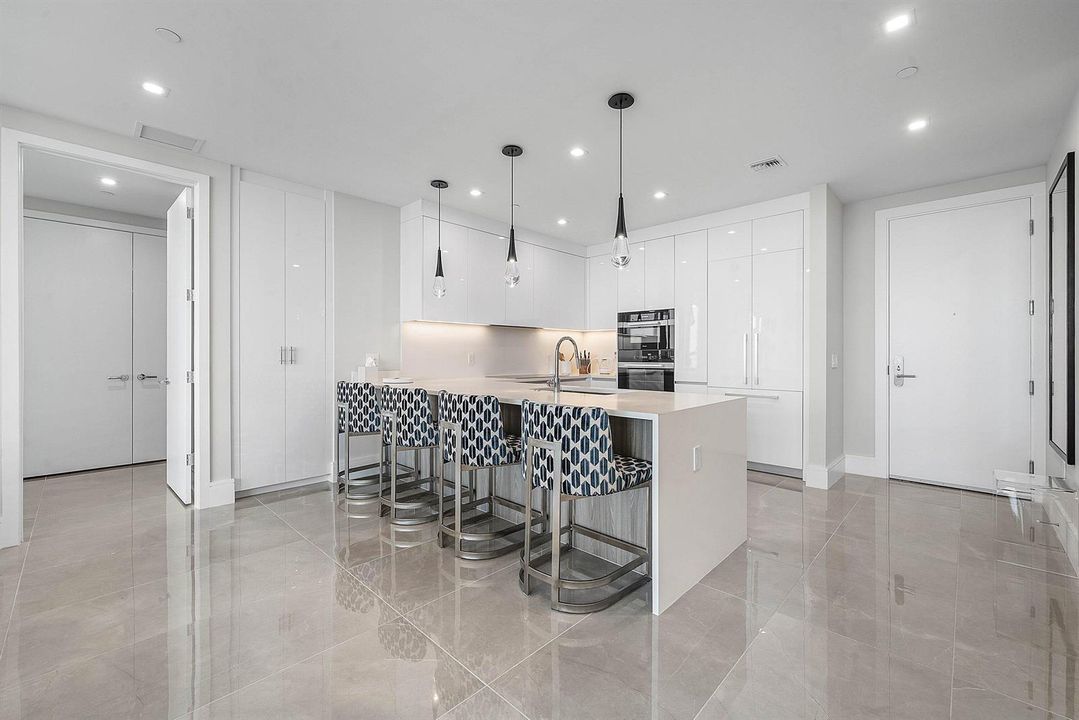 003-220LakeShoreDrive-1107-LakePark-FL-3