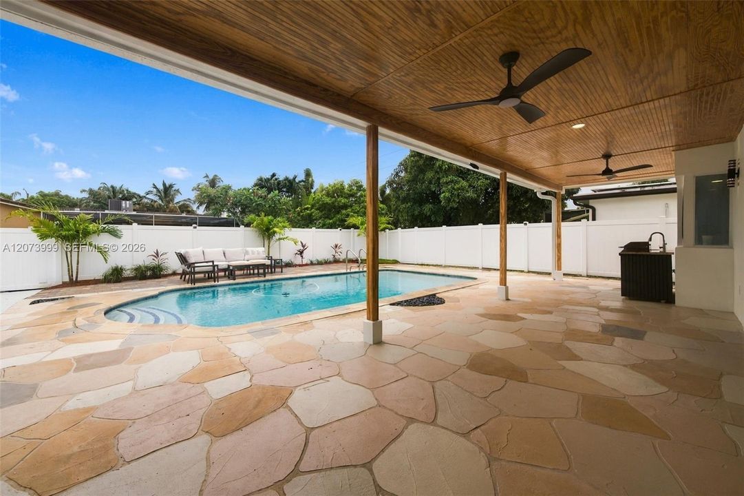En Venta: $1,020,000 (4 camas, 3 baños, 2090 Pies cuadrados)
