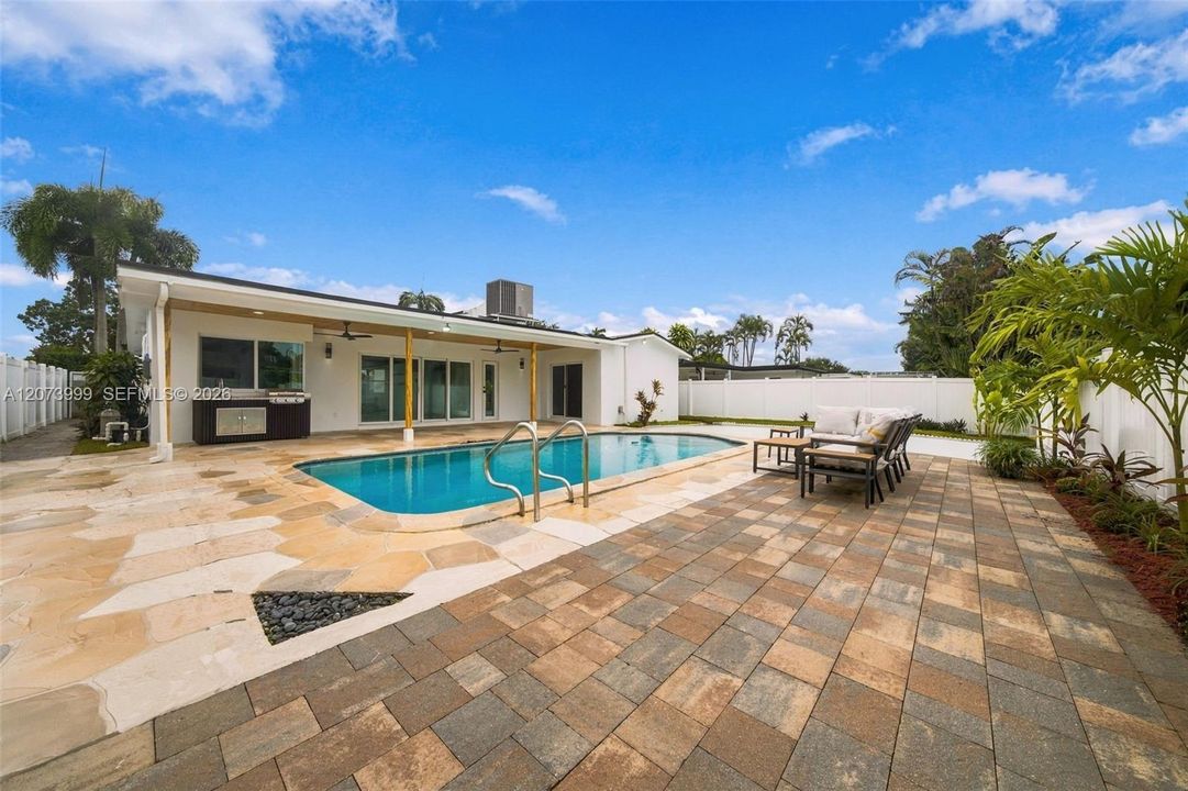 En Venta: $1,020,000 (4 camas, 3 baños, 2090 Pies cuadrados)