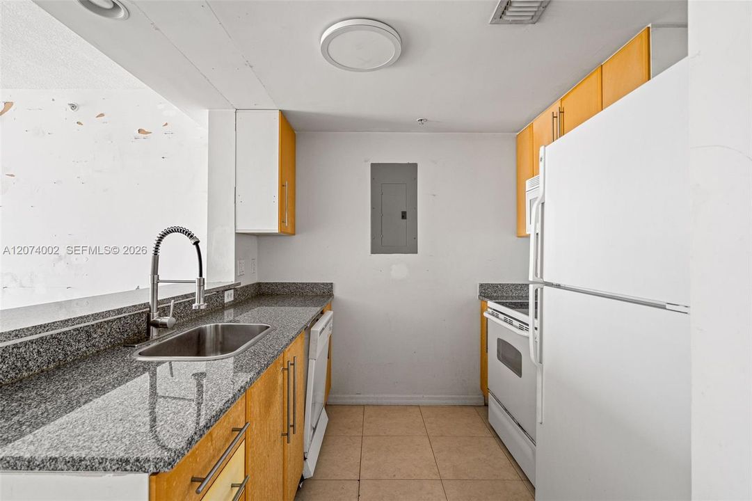 For Sale: $379,900 (2 beds, 2 baths, 1040 Square Feet)