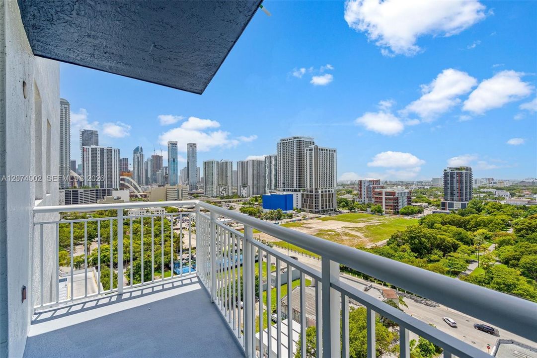 For Sale: $379,900 (2 beds, 2 baths, 1040 Square Feet)