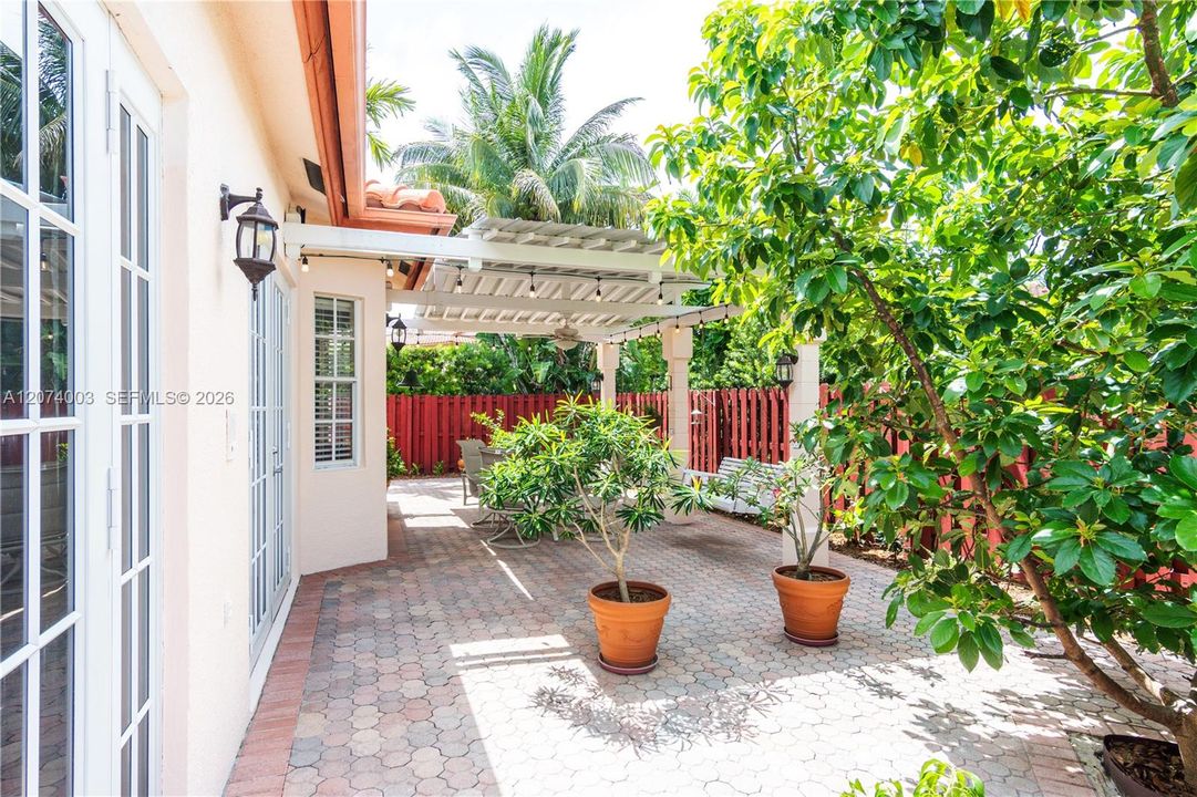 For Sale: $1,050,000 (4 beds, 2 baths, 2178 Square Feet)