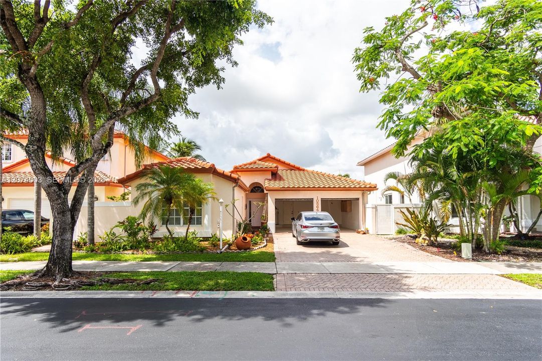 For Sale: $1,050,000 (4 beds, 2 baths, 2178 Square Feet)