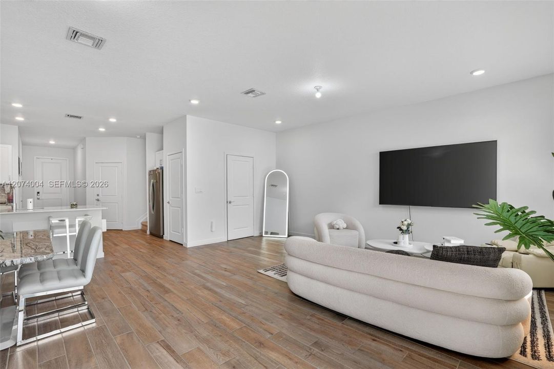 For Rent: $2,800 (3 beds, 2 baths, 1790 Square Feet)