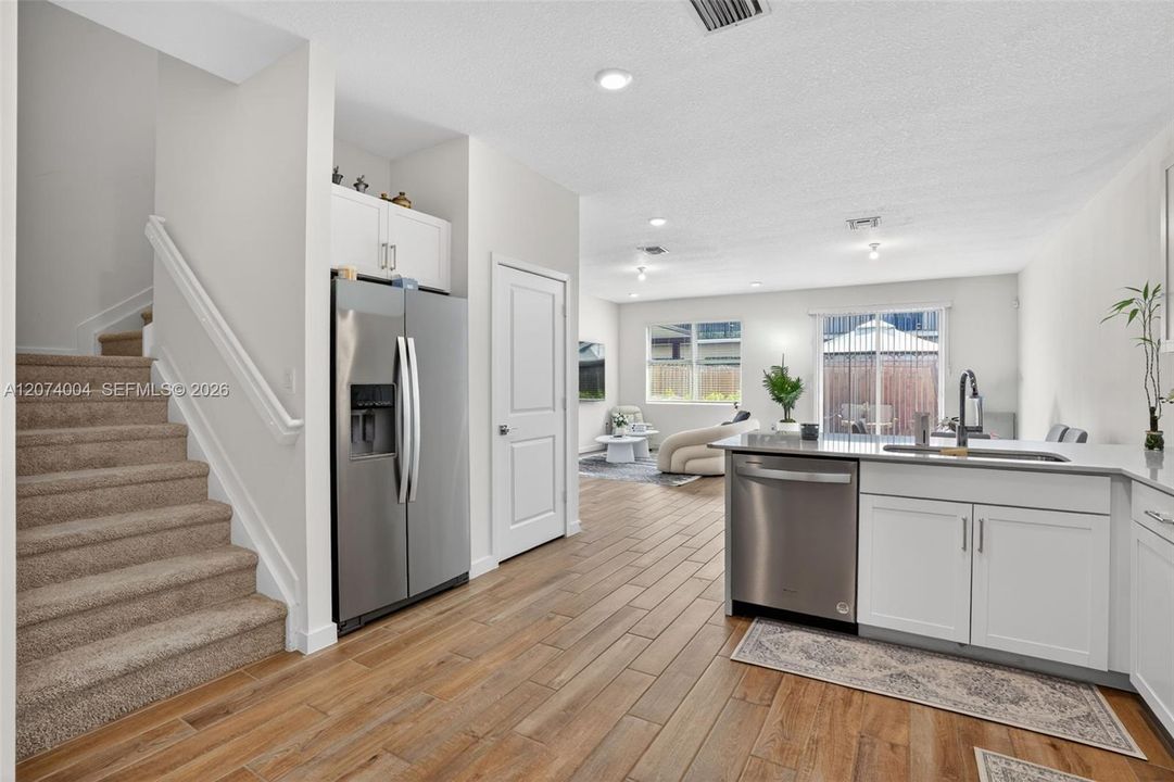 For Rent: $2,800 (3 beds, 2 baths, 1790 Square Feet)