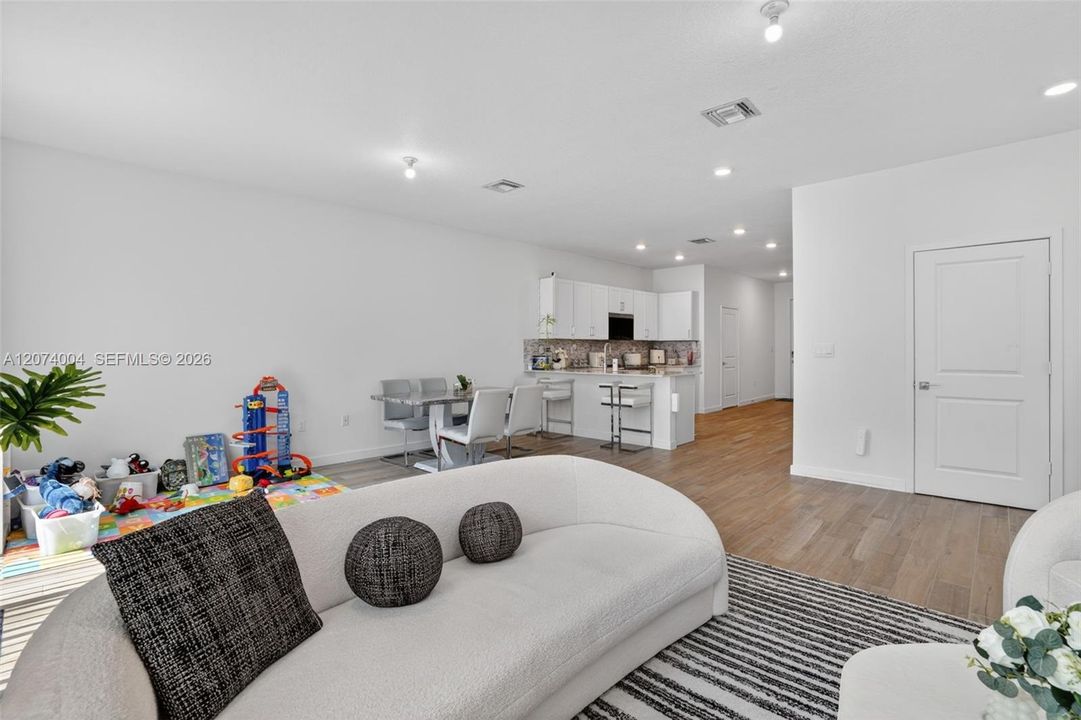 For Rent: $2,800 (3 beds, 2 baths, 1790 Square Feet)