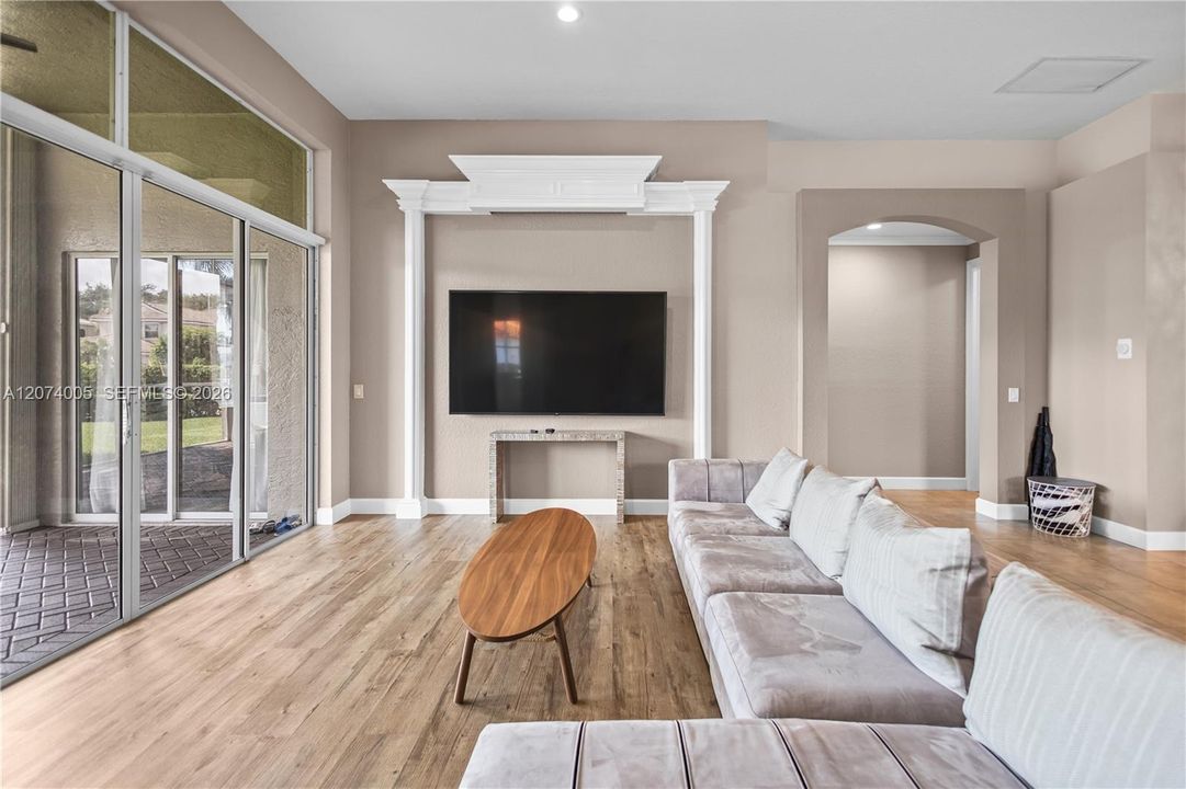 Activo con contrato: $1,089,000 (4 camas, 2 baños, 2778 Pies cuadrados)