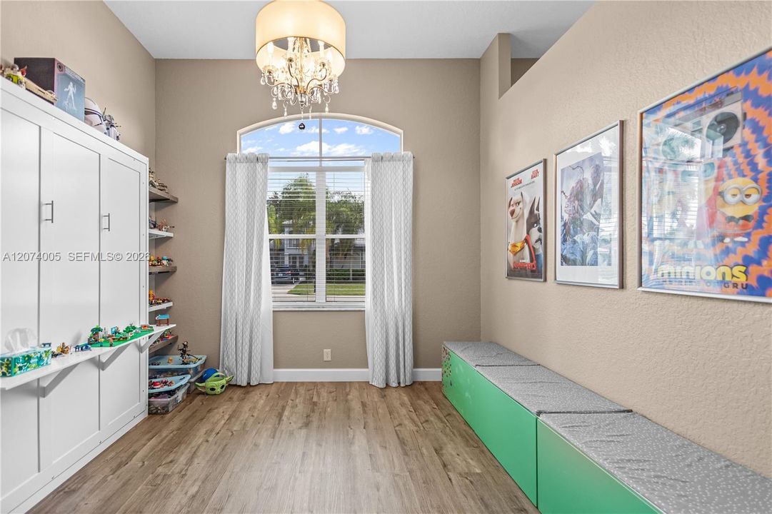 Activo con contrato: $1,089,000 (4 camas, 2 baños, 2778 Pies cuadrados)