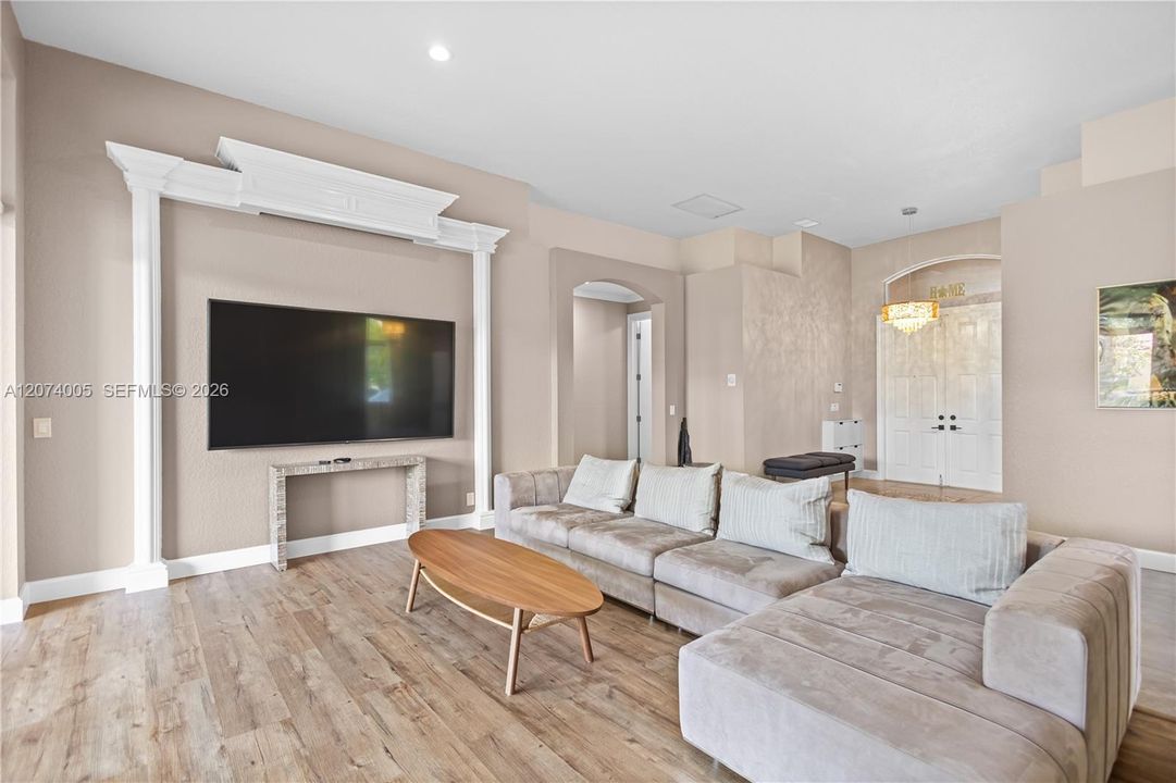 Activo con contrato: $1,089,000 (4 camas, 2 baños, 2778 Pies cuadrados)