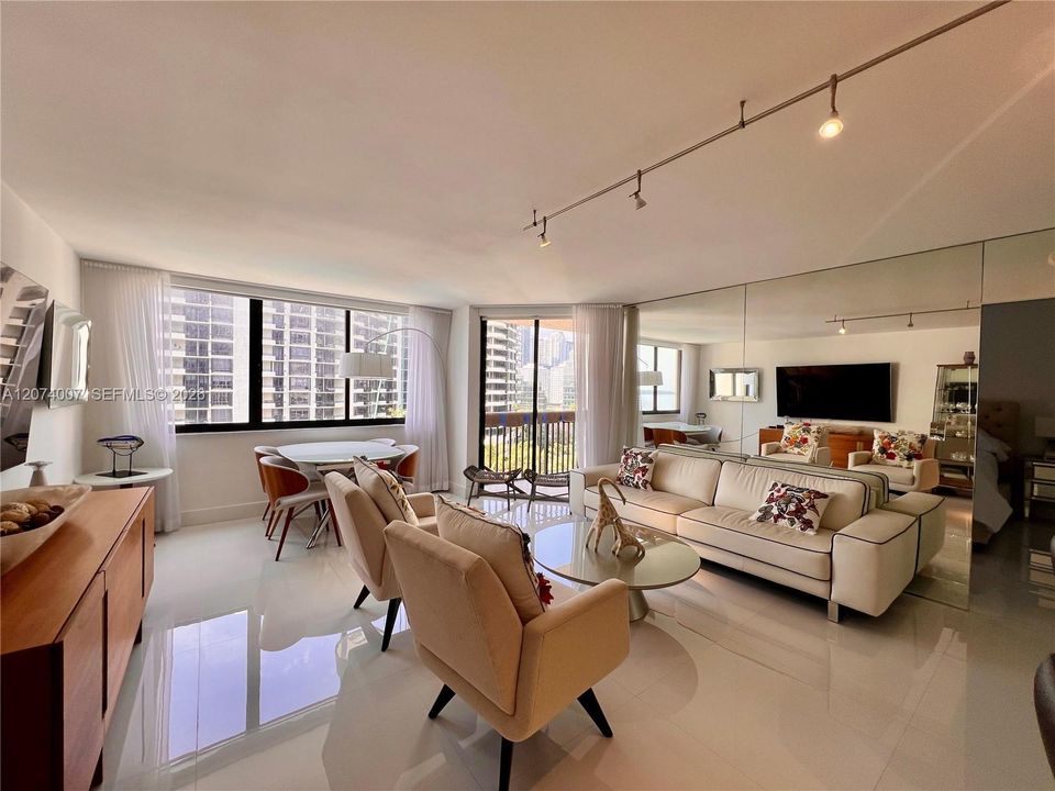 For Sale: $650,000 (2 beds, 2 baths, 1030 Square Feet)