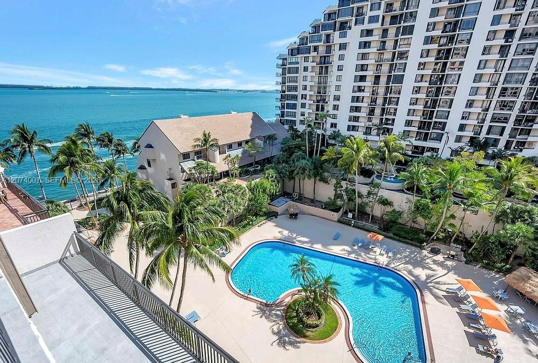 For Sale: $650,000 (2 beds, 2 baths, 1030 Square Feet)