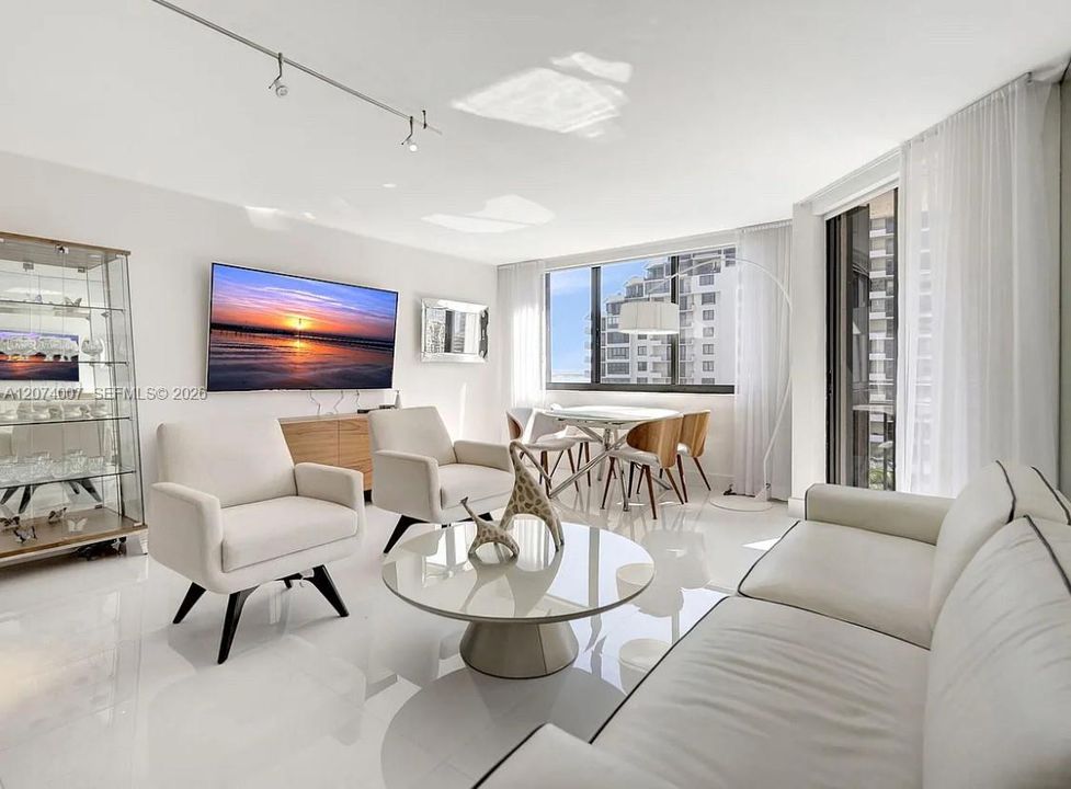 For Sale: $650,000 (2 beds, 2 baths, 1030 Square Feet)