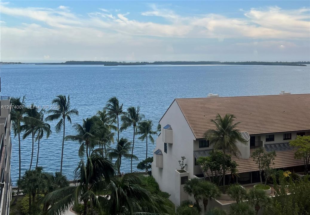 For Sale: $650,000 (2 beds, 2 baths, 1030 Square Feet)
