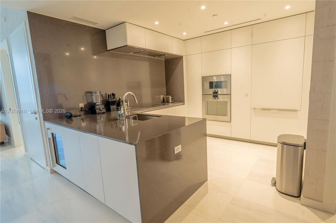 For Sale: $2,500,000 (2 beds, 2 baths, 1437 Square Feet)