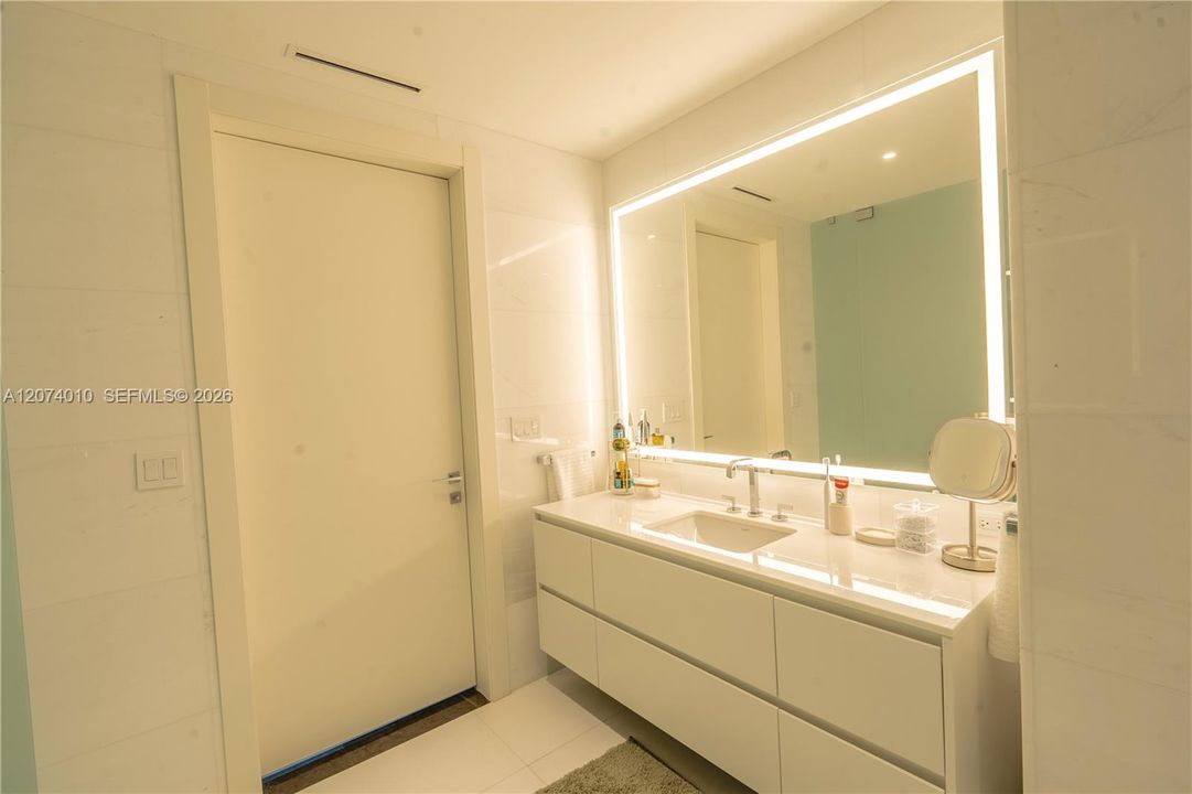 For Sale: $2,500,000 (2 beds, 2 baths, 1437 Square Feet)