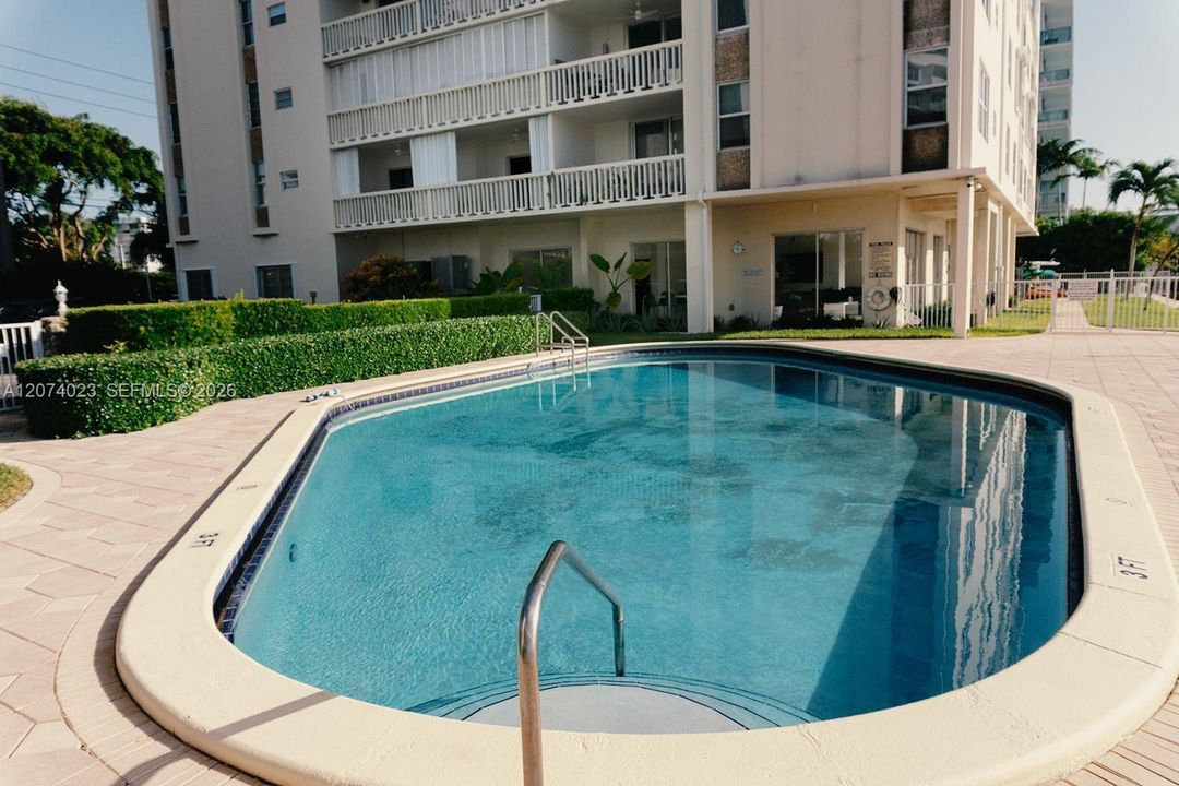For Sale: $609,500 (2 beds, 2 baths, 1490 Square Feet)