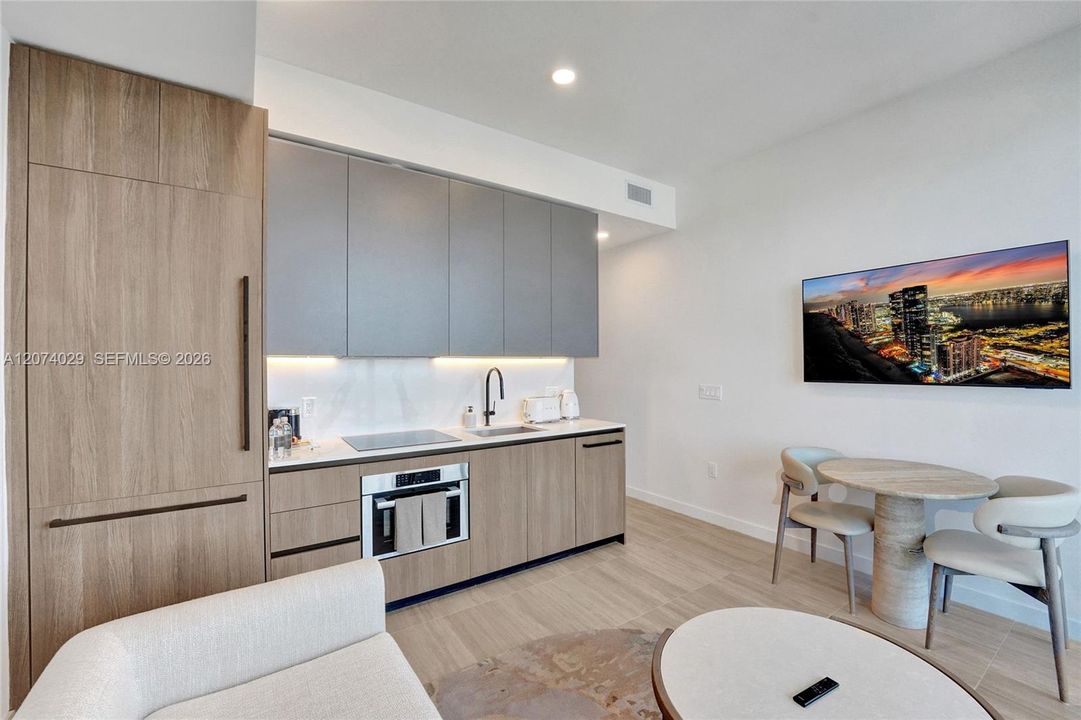 For Rent: $5,000 (1 beds, 1 baths, 412 Square Feet)