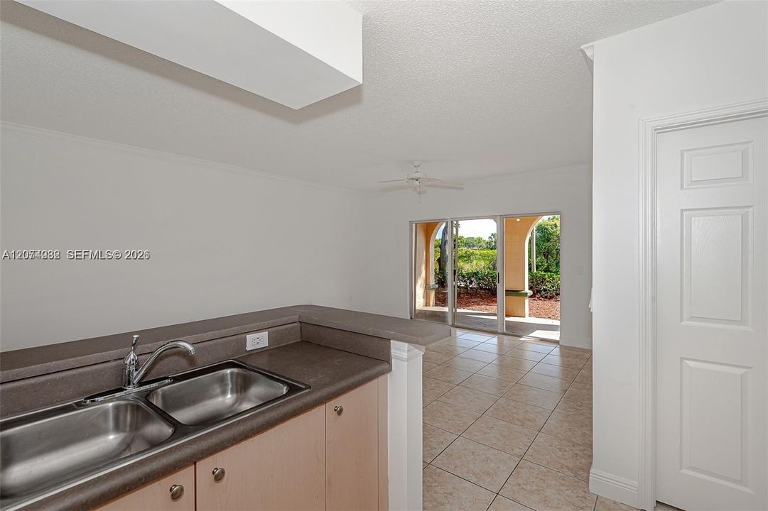For Rent: $2,350 (1 beds, 1 baths, 850 Square Feet)